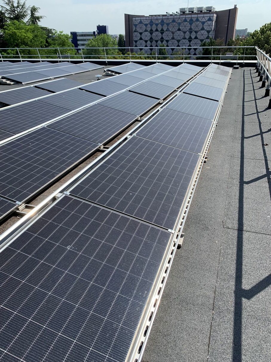 Photo de rangées de panneaux solaires sur le toit d'un bâtiment